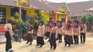 MAKARTI JAYA – Semangat kedisiplinan dan kekompakan terlihat jelas di lingkungan SDN 17 Makartijaya pada Jumat (11/9/2026). Sekolah ini melaksanakan kegiatan rutin Pramuka tingkat Penggalang dengan fokus materi utama Latihan Baris-Berbaris (LBB), yang diikuti dengan antusias oleh seluruh anggota pramuka penggalang. Kegiatan yang berlangsung khidmat ini bukan sekadar latihan fisik, melainkan sarana strategis untuk membentuk karakter peserta didik. Melalui aba-aba dan gerakan yang serempak, para siswa dilatih untuk memiliki ketertiban tinggi, tanggung jawab terhadap posisi dalam barisan, serta kemampuan bekerja sama dalam tim. "Latihan Baris-Berbaris adalah fondasi penting bagi adik-adik tingkat Penggalang. Di sini mereka belajar bahwa satu kesalahan kecil dapat mempengaruhi keseluruhan barisan. Ini melatih kepekaan, konsentrasi, dan rasa tanggung jawab kolektif," ujar Pembina Pramuka SDN 17 Makartijaya saat memberikan arahan. Suasana lapangan sekolah tampak hidup dengan teriakan aba-aba yang lantang dan langkah kaki yang mulai teratur. Meskipun cuaca cukup terik, semangat para penggalang tidak surut. Mereka saling mengingatkan dan mengoreksi gerakan teman sebarisnya, menunjukkan adanya ikatan solidaritas yang kuat. Kepala SDN 17 Makartijaya mengapresiasi pelaksanaan kegiatan rutin ini. Menurutnya, nilai-nilai yang ditanamkan melalui LBB sangat relevan dengan profil pelajar Pancasila, khususnya dimensi bergotong royong dan bernalar kritis dalam memahami instruksi. "Dengan LBB, kita tidak hanya mencetak siswa yang pintar secara akademik, tetapi juga tangguh secara mental dan disiplin dalam bertindak. Ini bekal penting mereka menghadapi tantangan di masa depan," pungkasnya. Kegiatan rutin Pramuka dengan materi LBB ini rencananya akan terus dilaksanakan secara berkala sebagai bagian dari kurikulum ekstrakurikuler wajib di SDN 17 Makartijaya, guna memastikan pembentukan karakter siswa berjalan konsisten dan berkelanjutan. (H45
